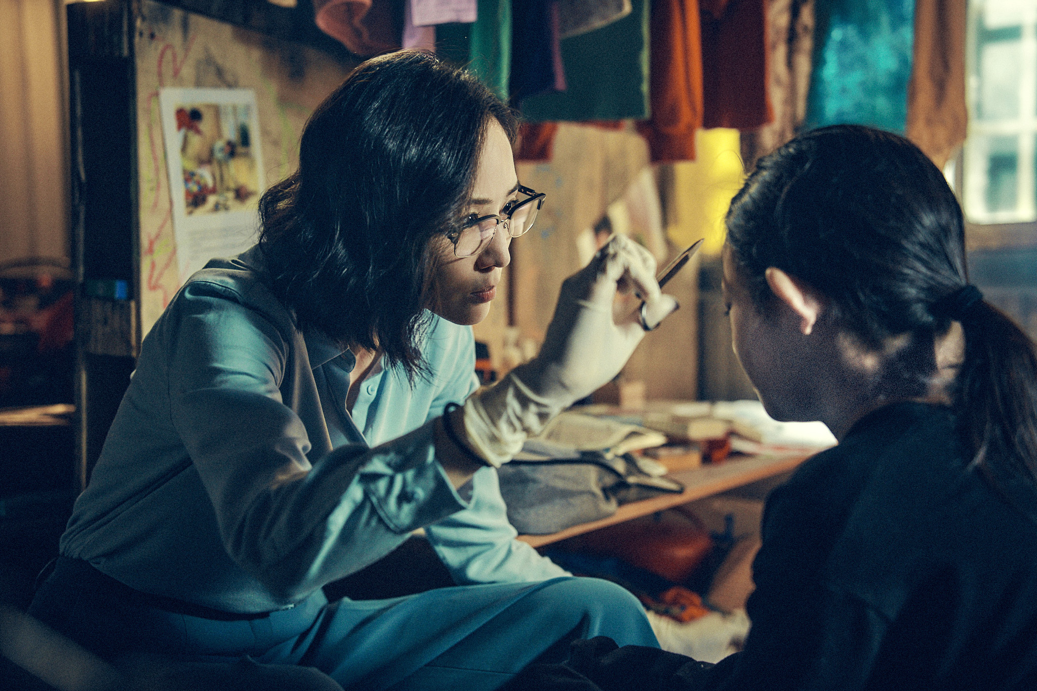 張鈞𡩋在非正式醫療場所幫難以就醫的病患進行治療。（圖／公視、中華電信、瀚草文創提供）