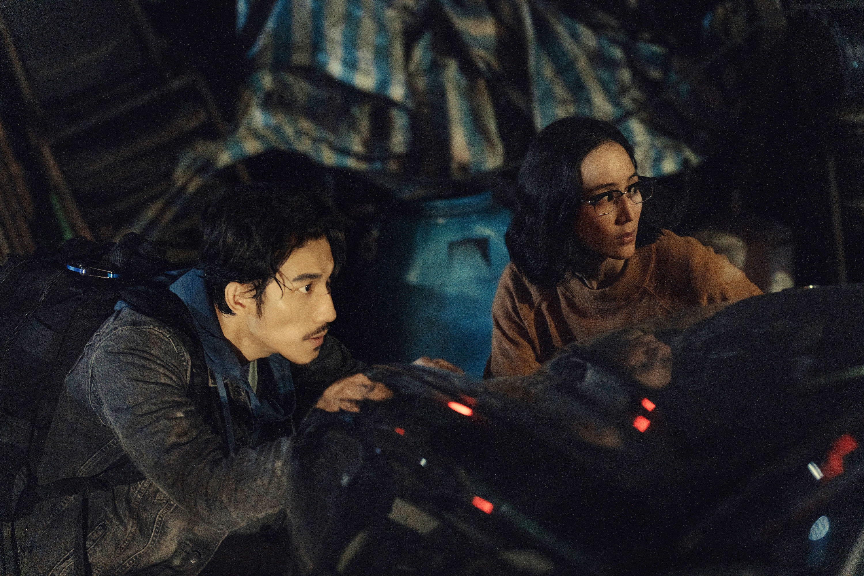 張鈞𡩋戲裡試圖協助連炳發不被警方發現其蹤跡。（圖／公視、中華電信、瀚草文創提供）