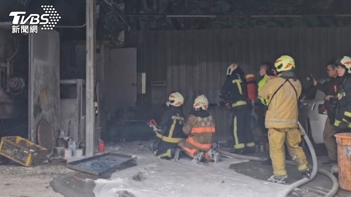 現場黑煙不斷竄出，警消獲報趕抵救援。（圖／TVBS）