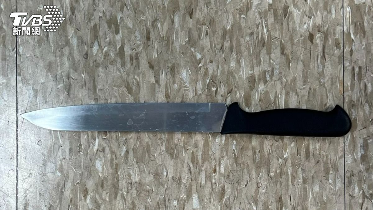 警方查扣犯案用水果刀。（圖／TVBS）