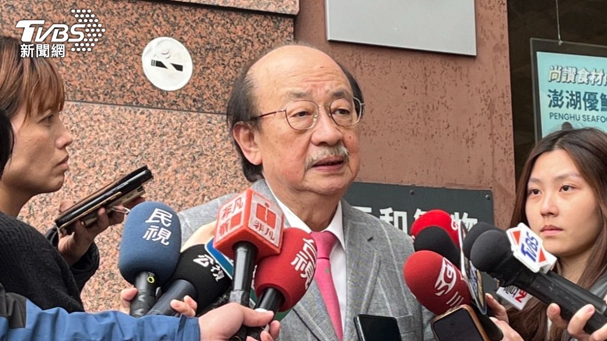 民進黨立法院黨團總召柯建銘5日於民進黨中常會後受訪。（圖／潘袁詩羽攝）