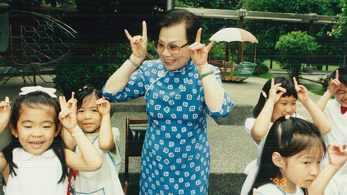 1998年6月17日，辜嚴倬雲與惠幼托兒所幼兒同歡。（圖／婦聯會提供）