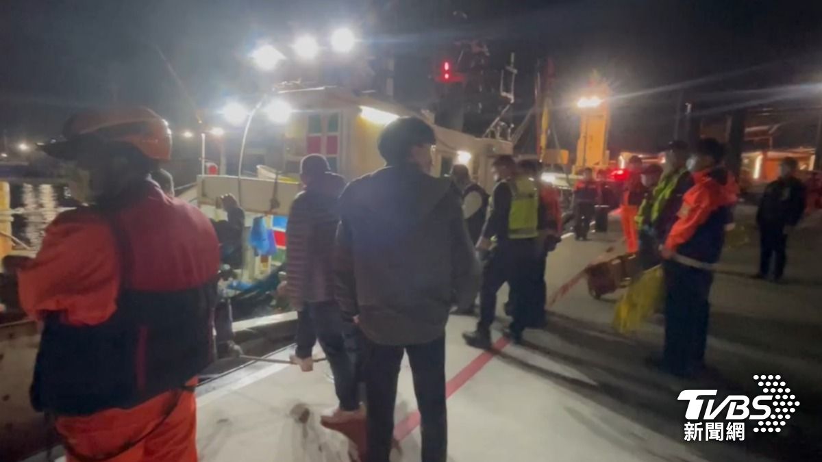 漁船載回布袋商港東三碼頭搶救。（圖／TVBS）
