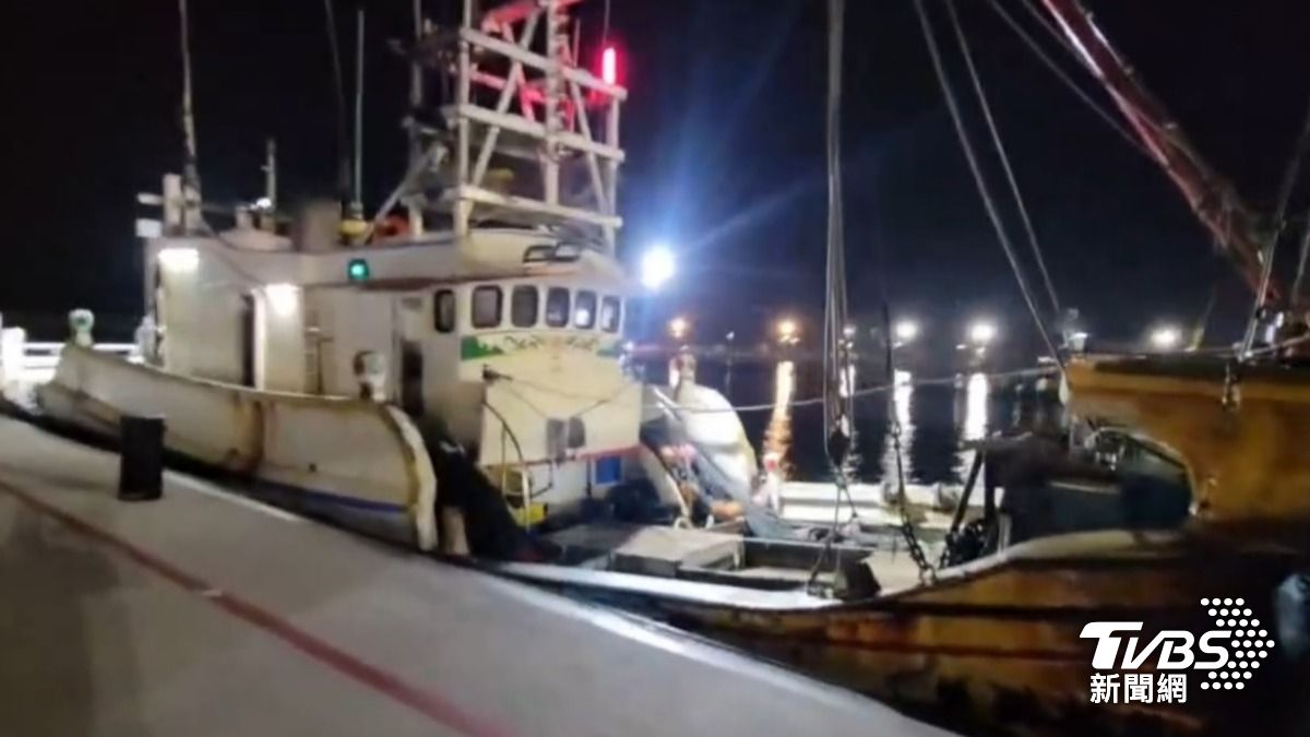雲林三條崙海域漁船鰲新68號在執行補魚作業發生意外。（圖／TVBS）