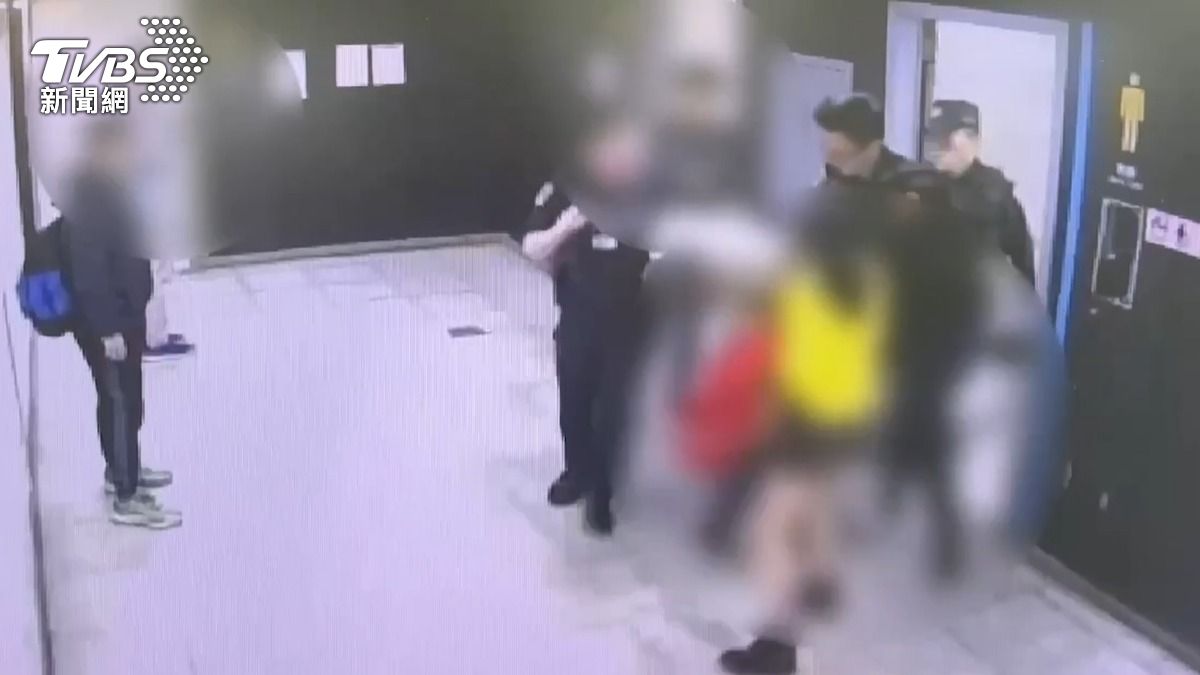 員警將醉倒的洪男攙扶出男廁。（圖／TVBS）