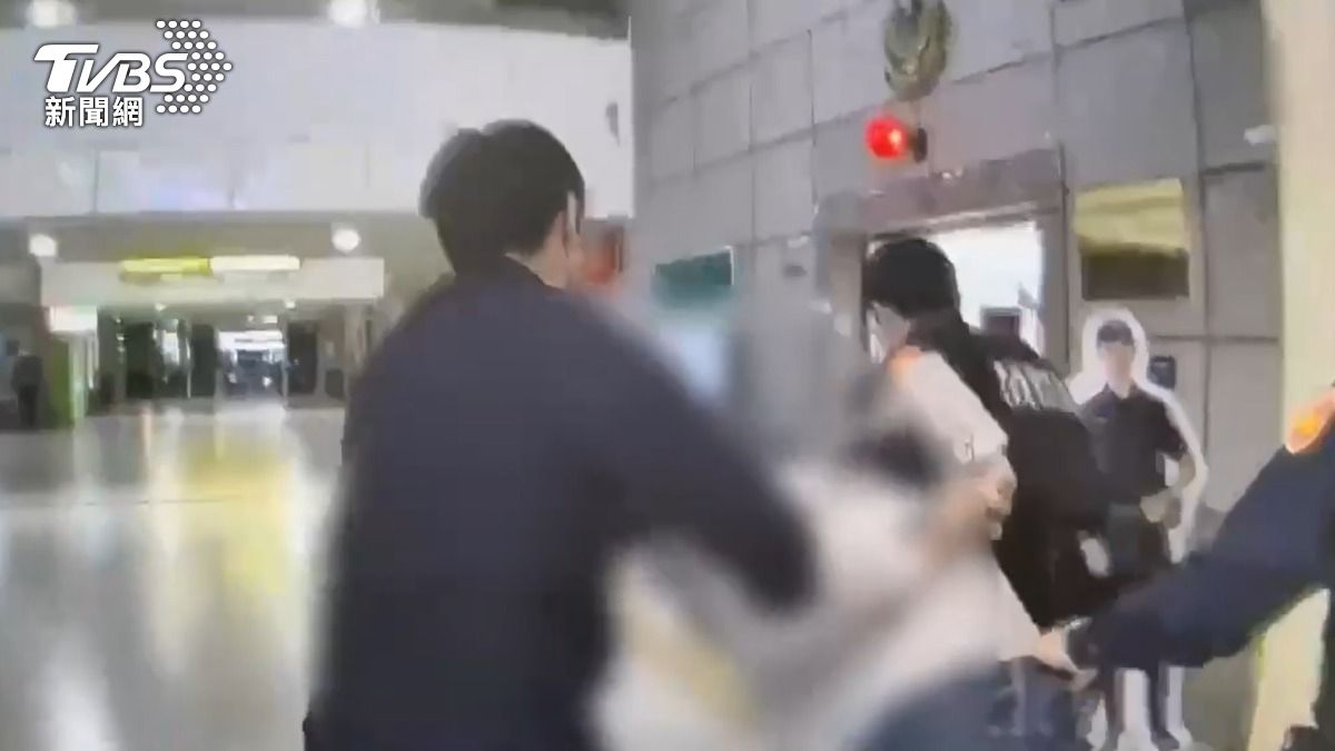 洪男攻擊還嗆罵員警，當場被警方逮捕。（圖／TVBS）