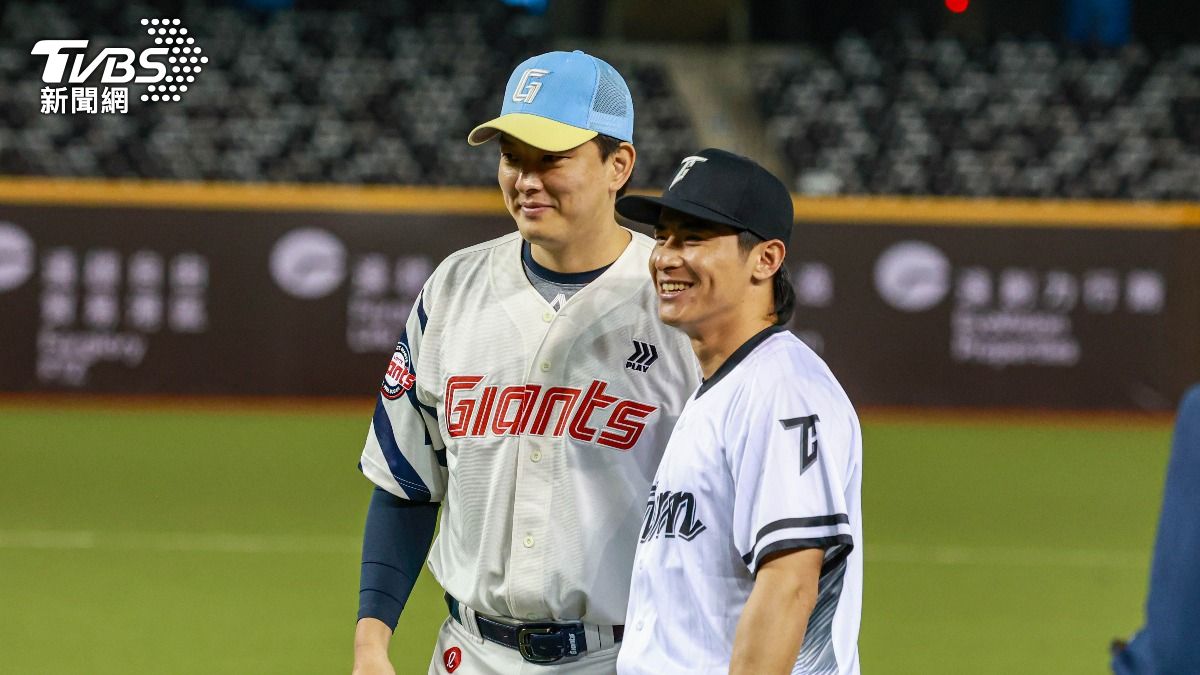 韓國終結者金元中和台灣隊長陳傑憲。（圖／華子琛攝）