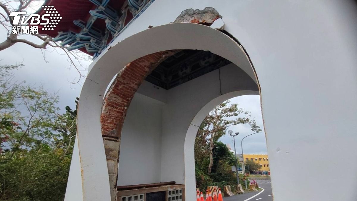 恆春重要歷史地標遭撞毀，肇事者竟逃逸無蹤。（圖／TVBS）