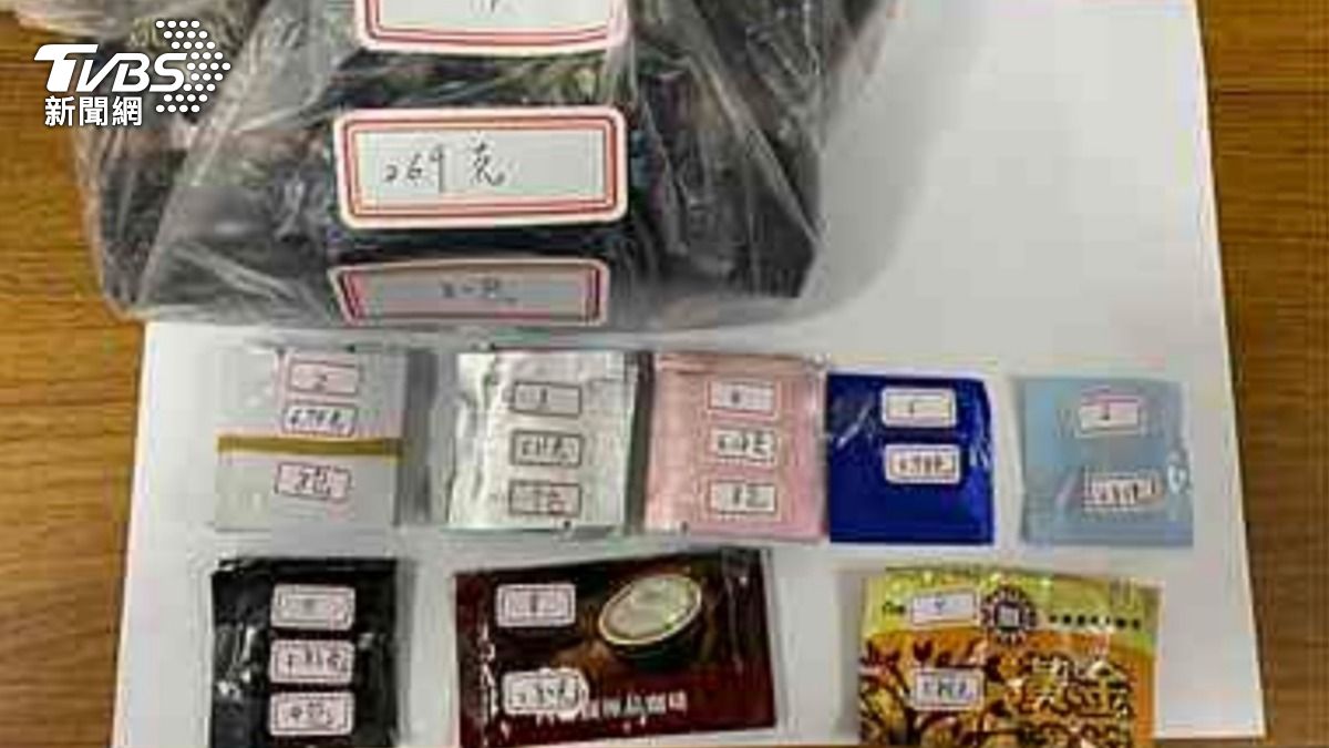 警員查扣百包毒咖啡、喪屍煙彈。（圖／TVBS）