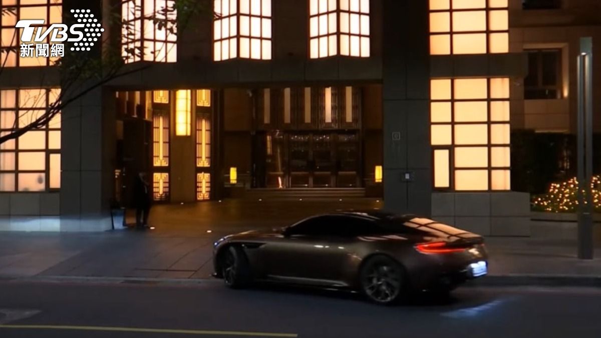 汪小菲昨晚駕千萬名車赴大S豪宅弔唁。（圖／TVBS資料照）