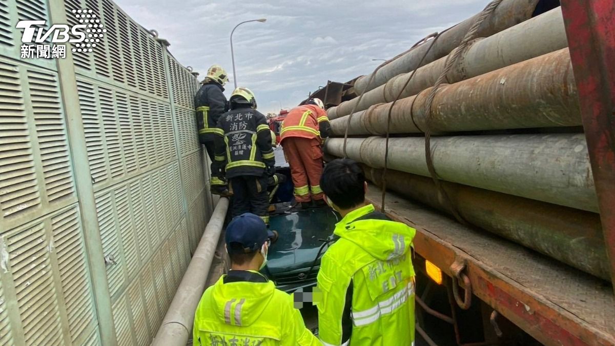 駕駛受困車內，警消到場救援。（圖／TVBS）