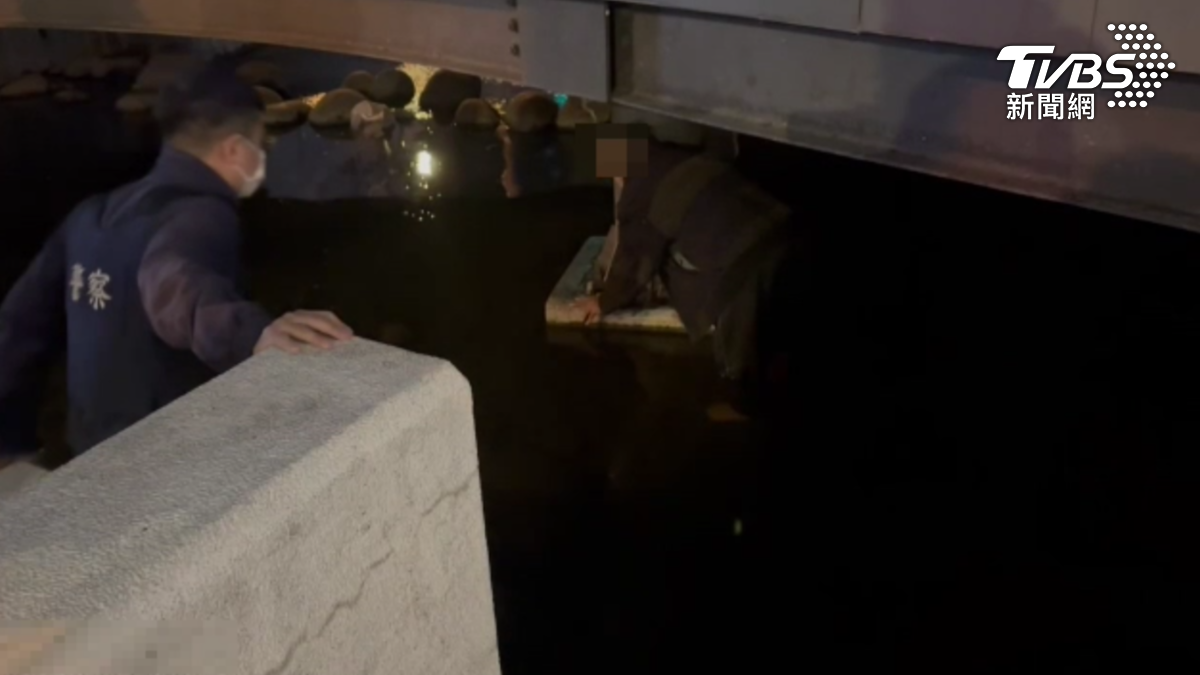 賴男洗完澡疑似體力不支無法自行上岸。（圖／TVBS）