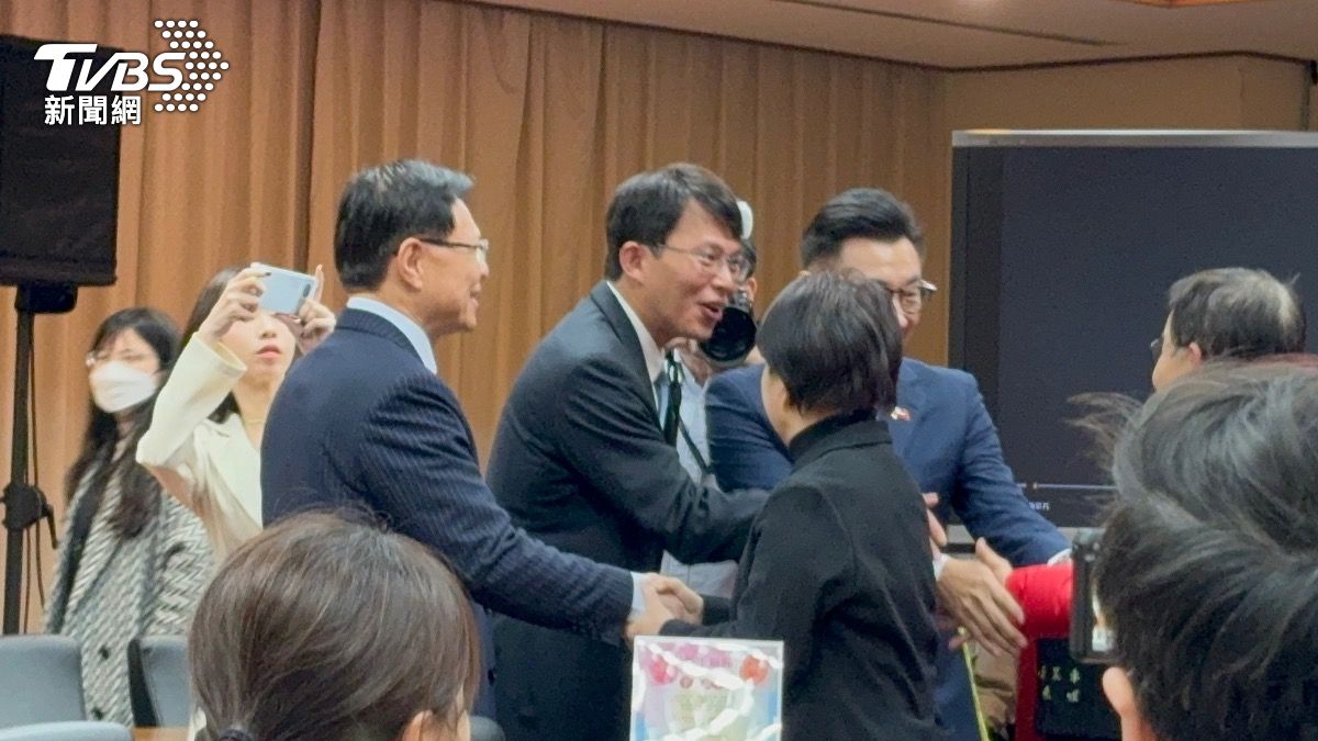 台中市長盧秀燕（中）回立法院宣傳新丁粄節，民眾黨團總召黃國昌也現身。（圖／黃韋銓攝）