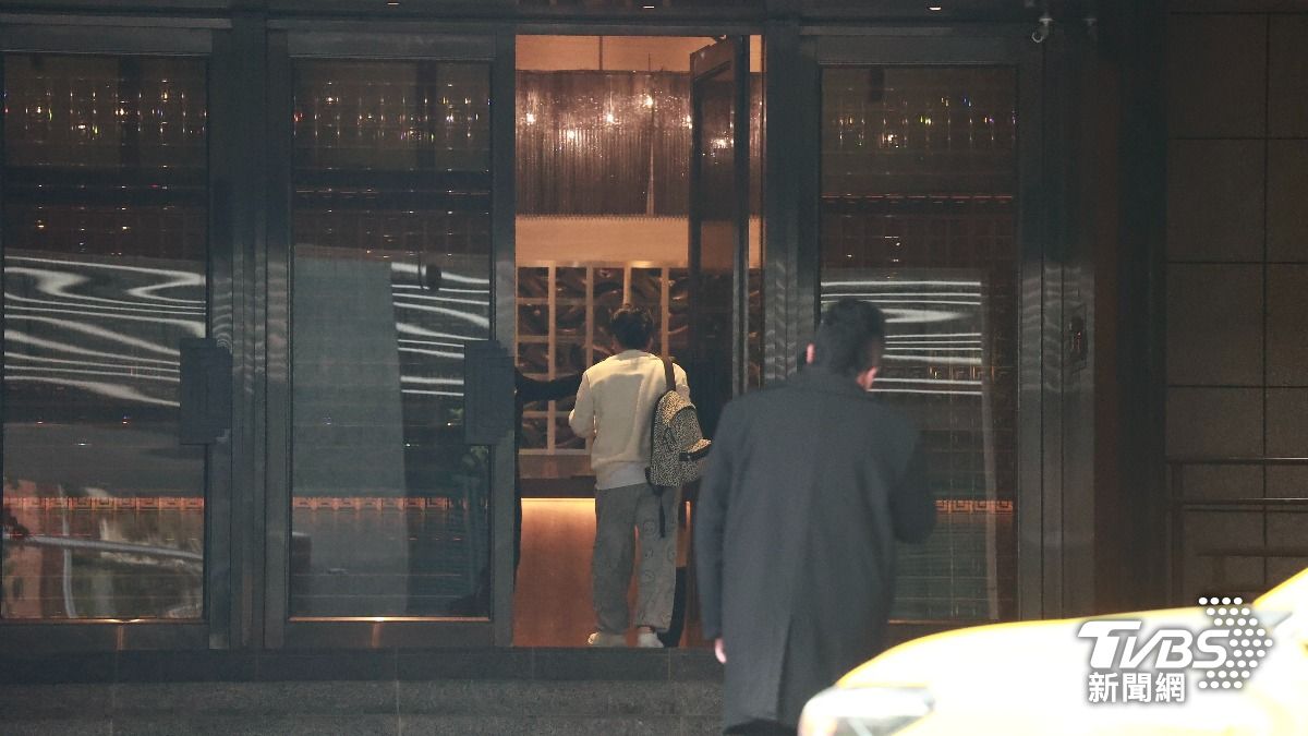 詹惟中現身大S家樓下。（圖／黃城碩攝）