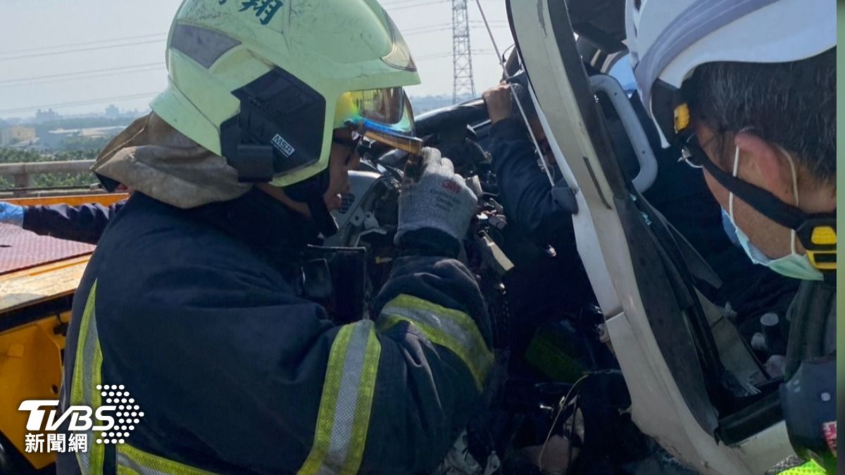 消防隊員用破壞救助器材將2名受困傷者脫困。（圖／TVBS）