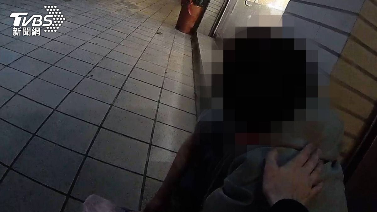 南港警方關切露宿街頭的紐西蘭籍男子。（圖／TVBS）