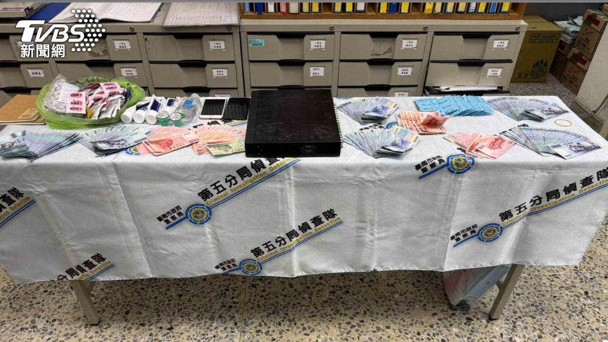 現場查扣數百包保險套、潤滑油與大量現金。（圖／TVBS）