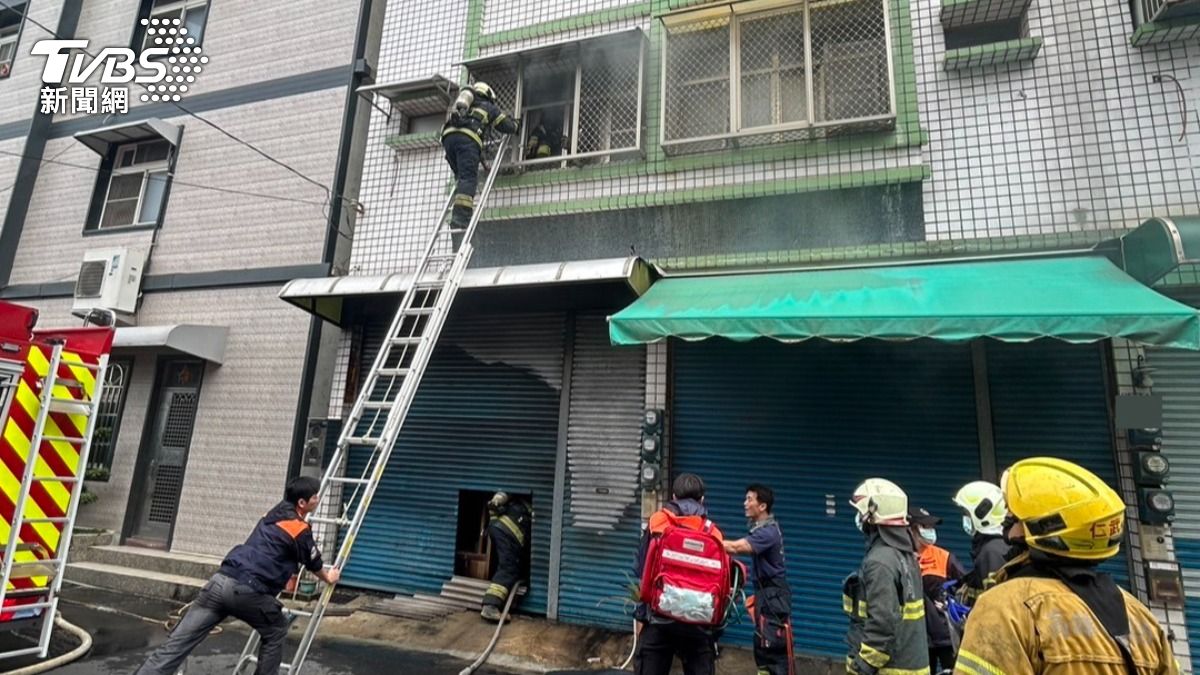 火舌與濃煙竄出民宅，女屋主一度受困在二樓浴室失去呼吸心跳。（圖／TVBS）
