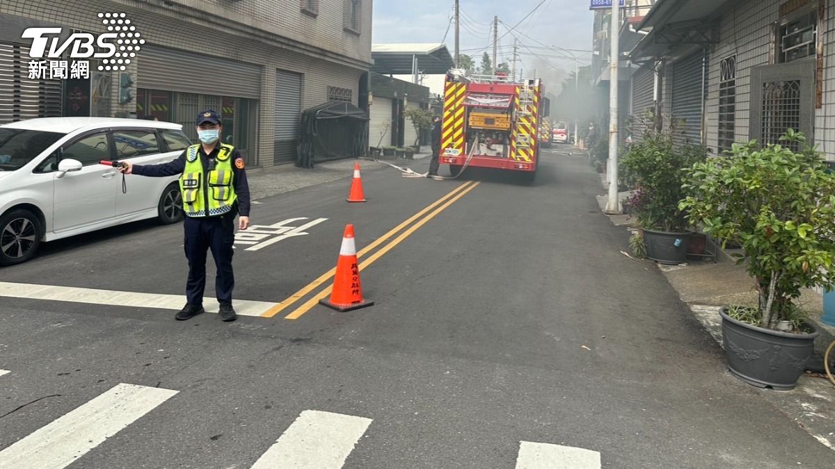 火舌與濃煙竄出民宅，女屋主一度受困在二樓浴室失去呼吸心跳。（圖／TVBS）
