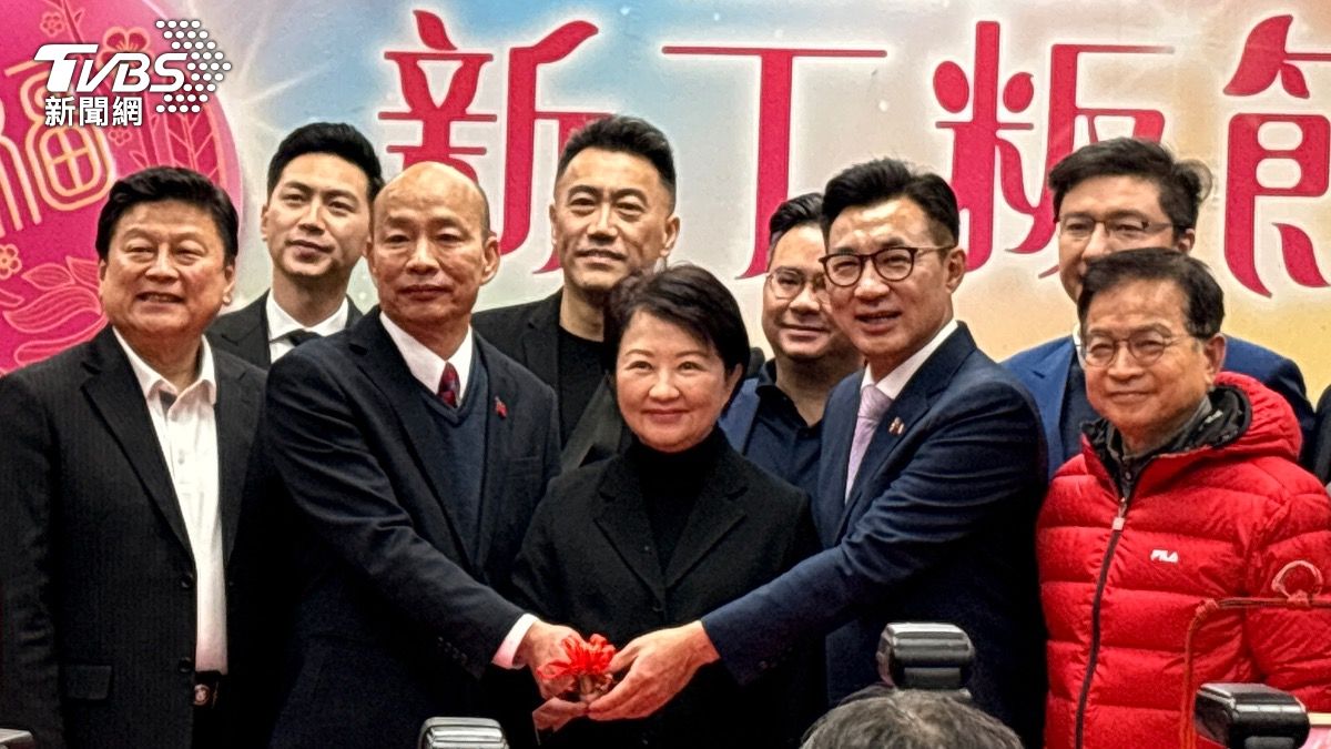 台中市長盧秀燕（中）北上立院。（圖／黃韋銓攝）