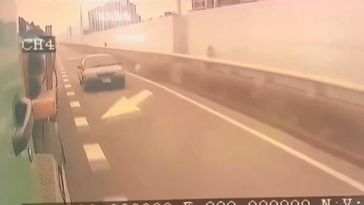 小轎車疑似未注意車道縮減。（圖／翻攝重機車友 ❘ 各區路況天氣、資訊分享中心）