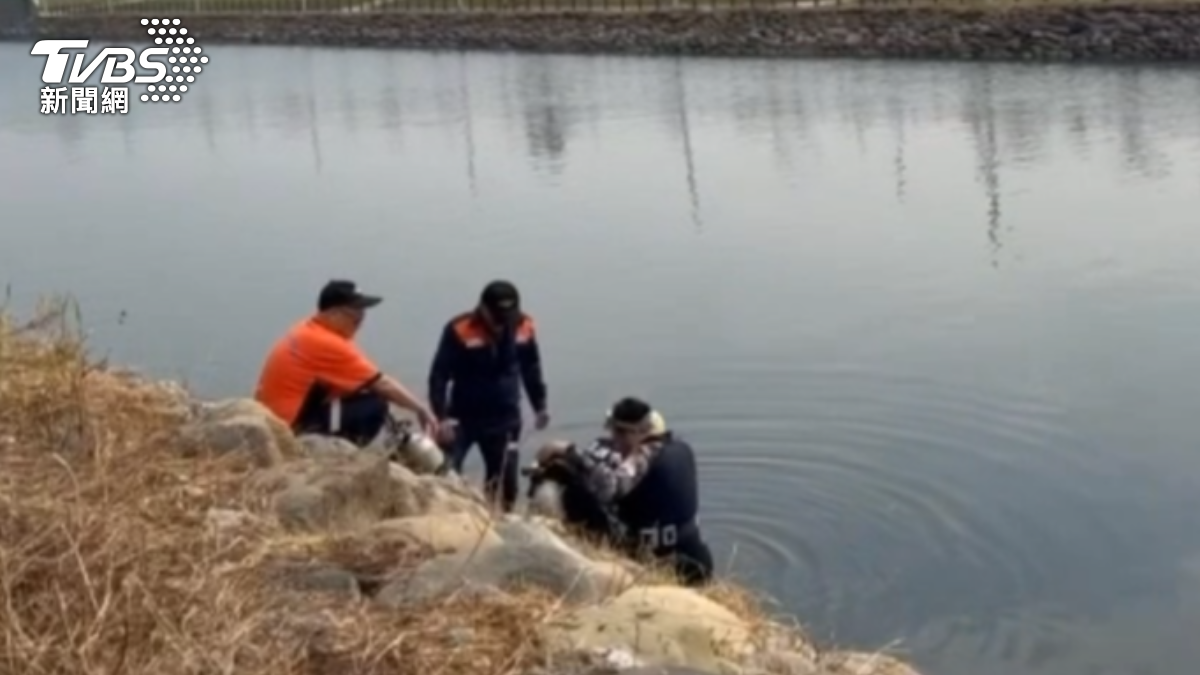 林婦的屍塊散落在河堤。（圖／TVBS）