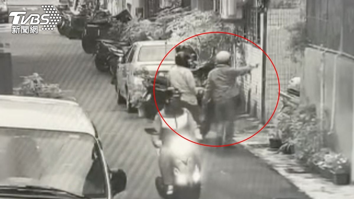 張男與林婦抵達前鎮住處身影曝。（圖／TVBS）