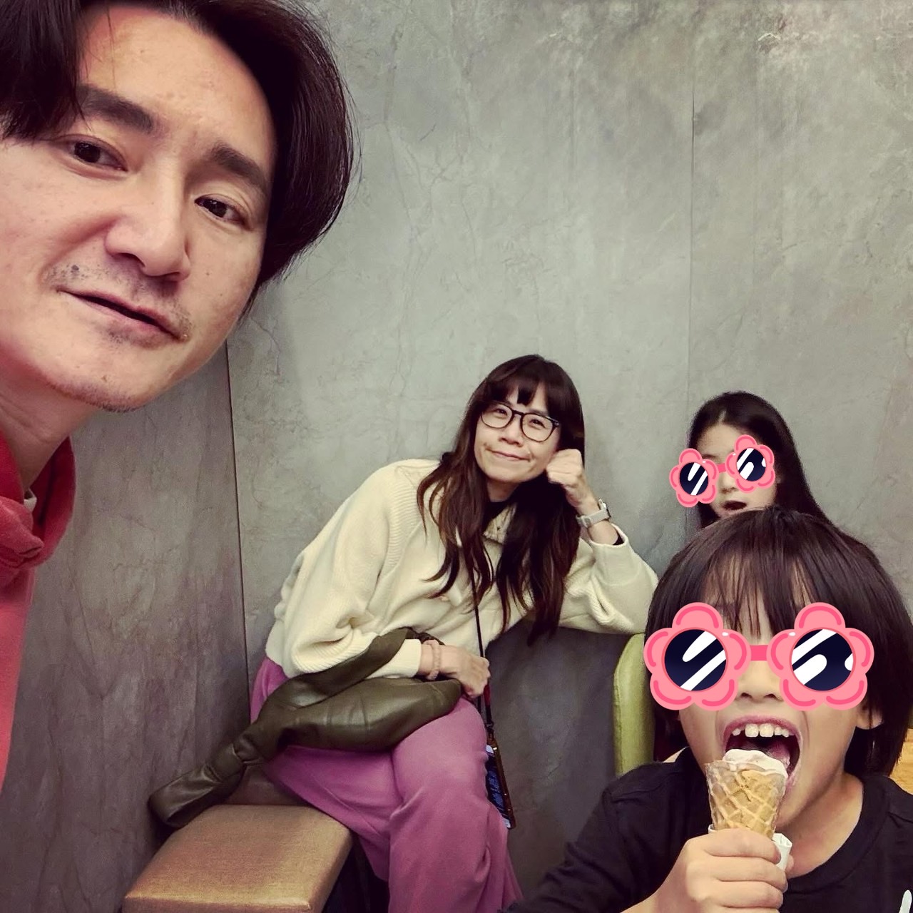 推機昨過45歲生日，在社群曬出和老公、兒女的合照。（圖／翻攝自推機臉書）