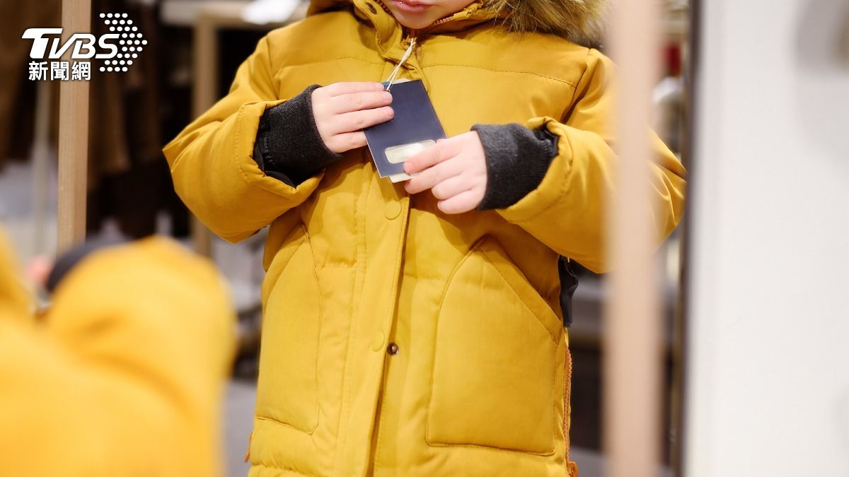英國一名5歲幼童陪媽媽逛街遭鏡子壓死。（示意圖／Shutterstock達志影像）