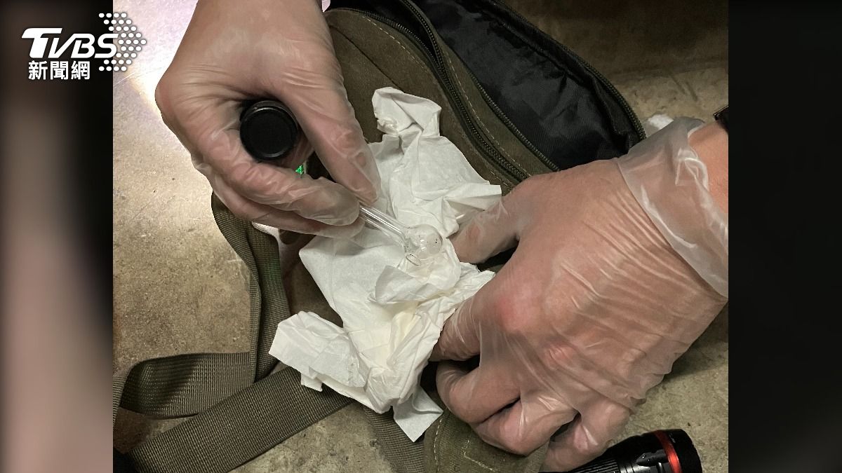 警方在車內查扣到安非他命等毒品。（圖／TVBS）