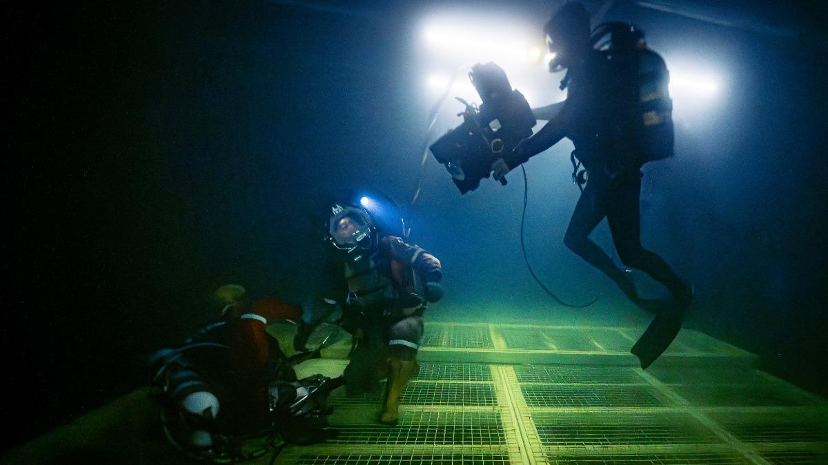 導演為模擬出深海的黑暗氛圍下足功夫。（圖／CATCHPLAY提供）