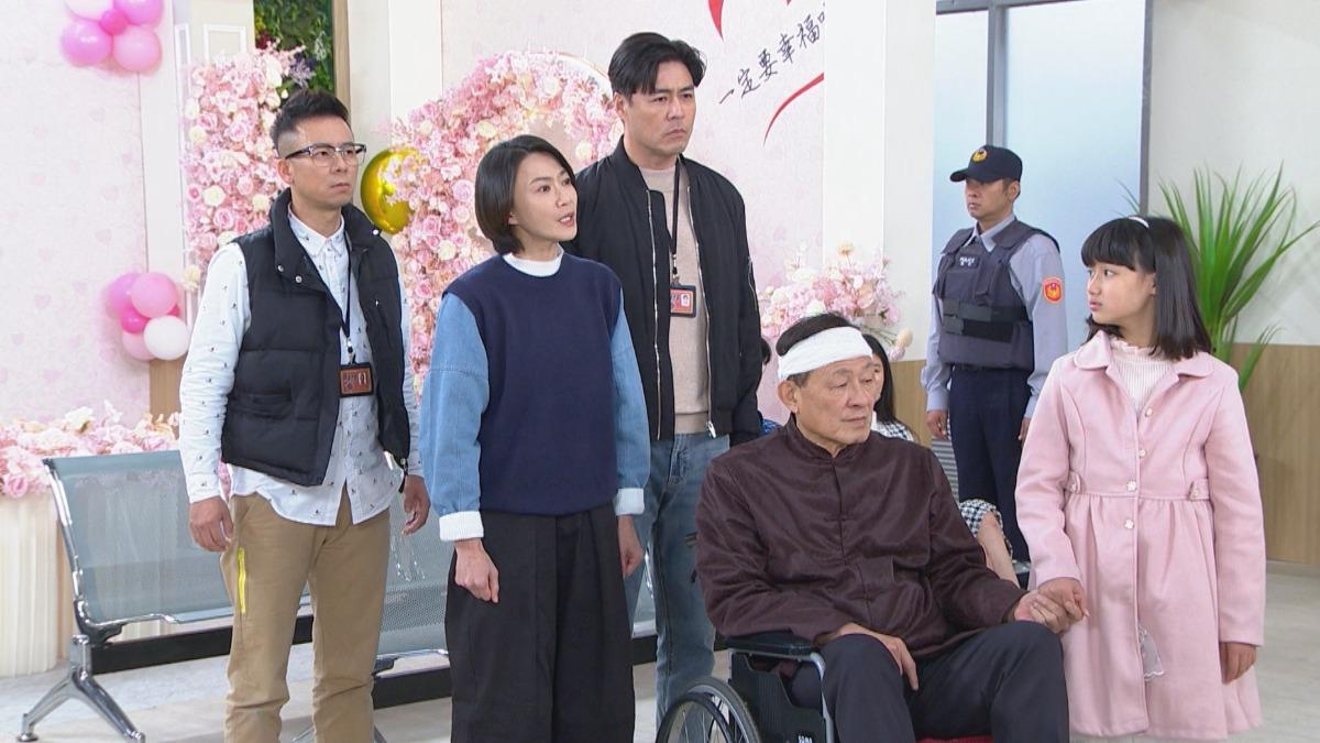 劇中侯怡君（左二）父女急奔戶政事務所，怒罵楚宣。（圖／民視提供）