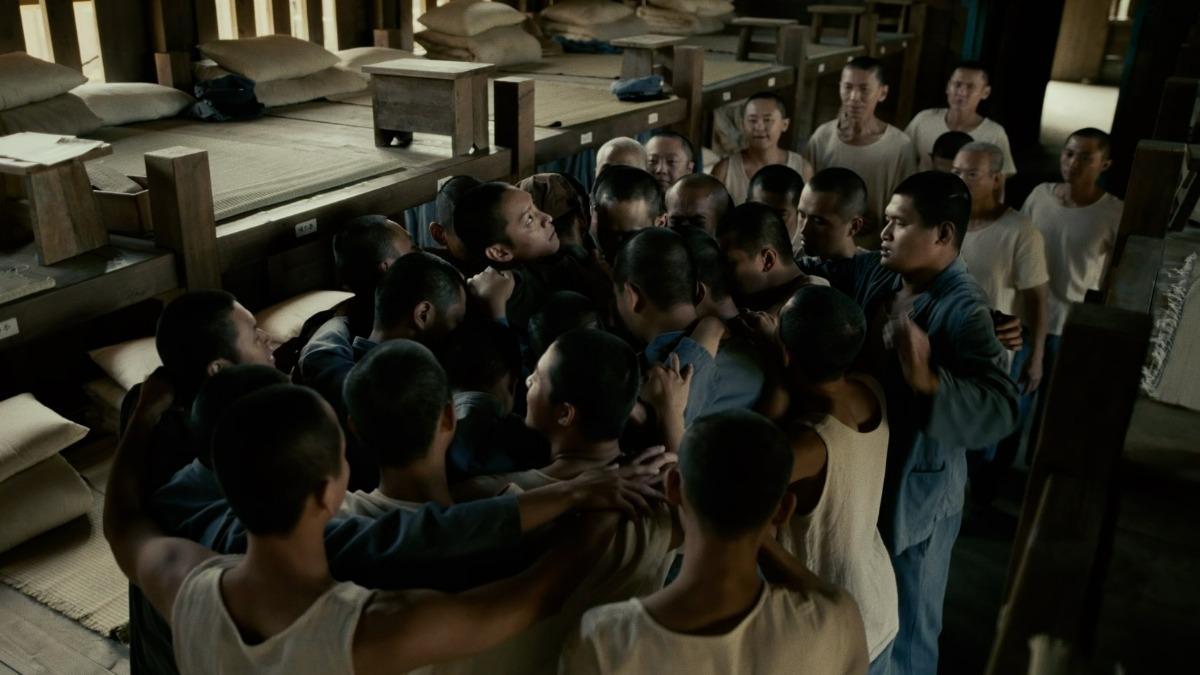 《星空下的黑潮島嶼》高度還原新生訓導處場景。（圖／客家電視台提供）