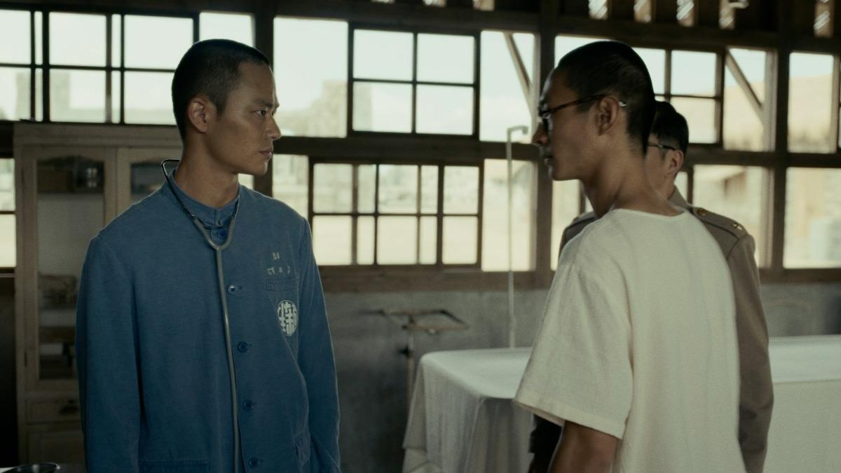 夏騰宏（左）與黃河飾演天才醫生。（圖／客家電視台提供）