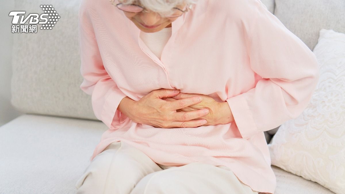 一名68歲婦人因嚴重上吐下瀉就醫，進一步檢查發現，竟同時罹患胰臟癌與大腸癌。（示意圖，非當事人／shutterstock達志影像）