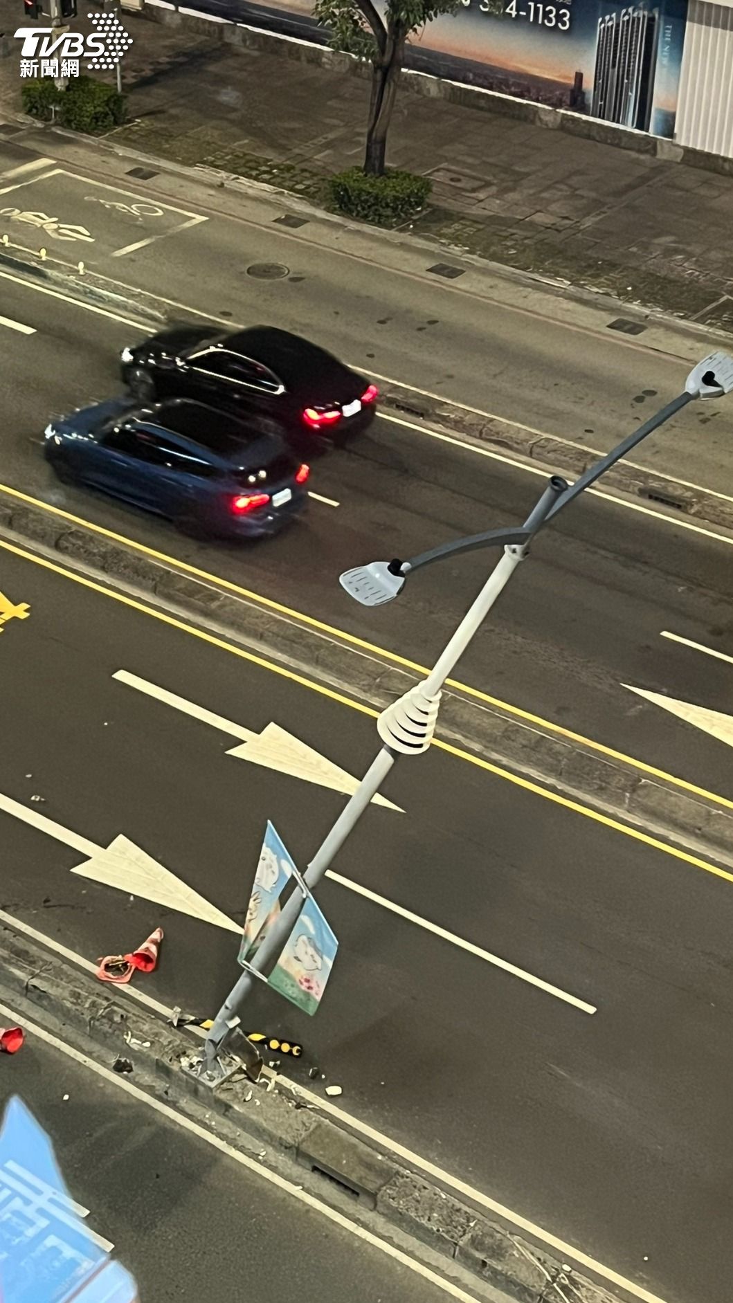 被撞的路燈搖搖欲墜。（圖／民眾授權提供）
