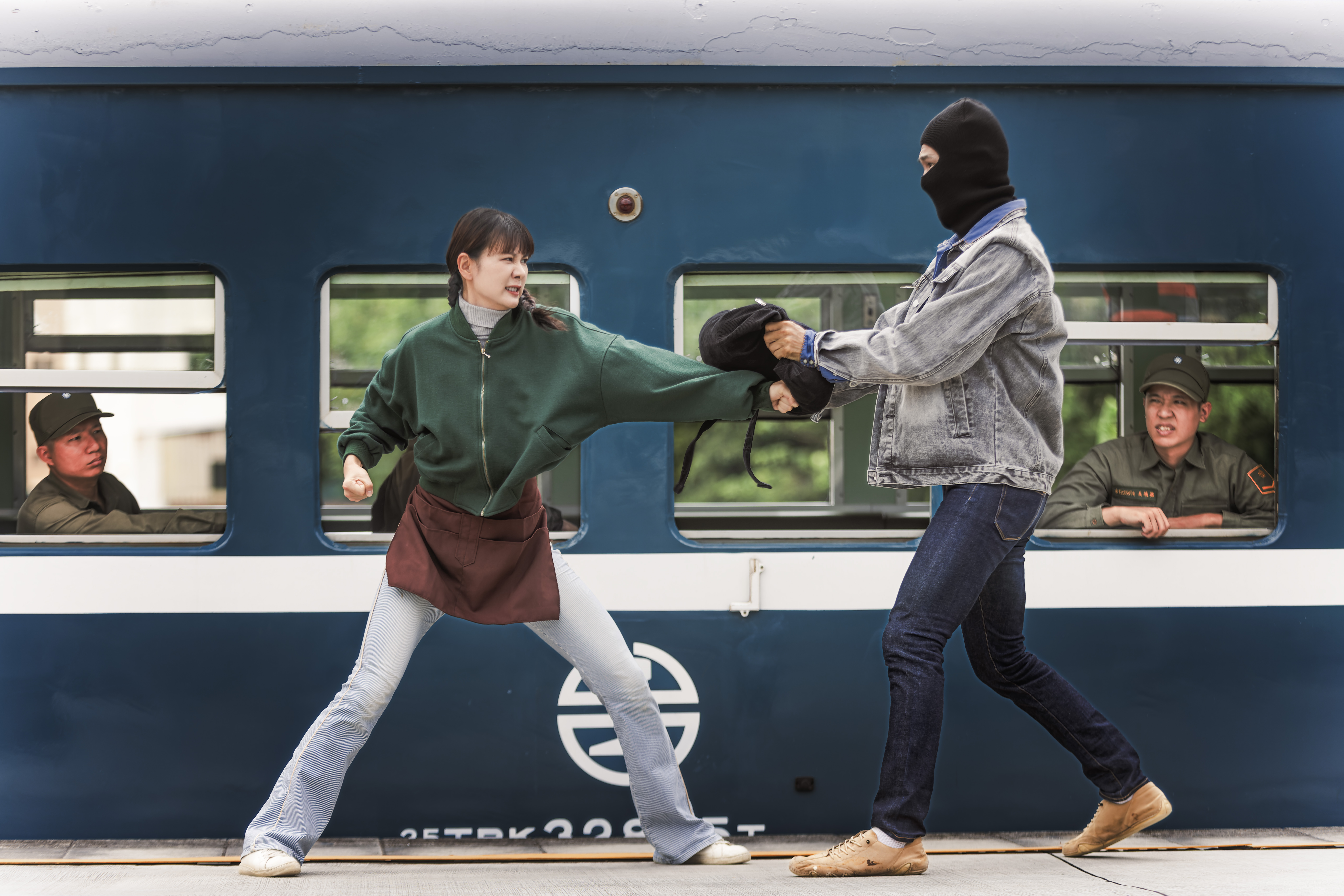 安心亞在劇中行俠仗義的性格獲封「台版女打仔」。（圖／公視台語台提供）