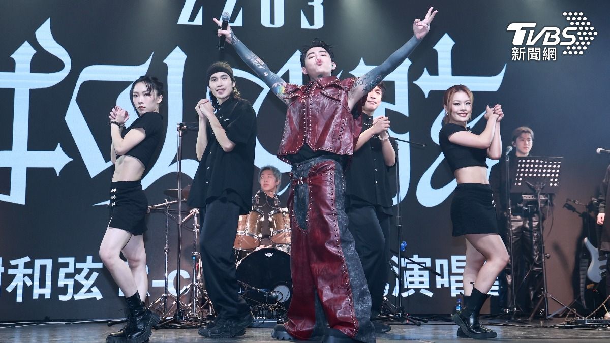 謝和弦帶4位舞者唱跳〈Happy來過年〉。（圖／黃城碩攝）