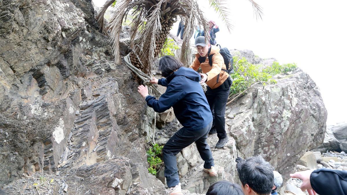 蔡英文挑戰阿壹朗古道，古道上也有不少險峻地形。（圖／蔡英文辦公室提供）