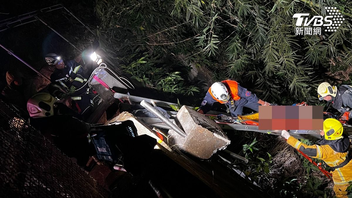 80歲的老翁開車墜落10米深的山谷。（圖／TVBS）