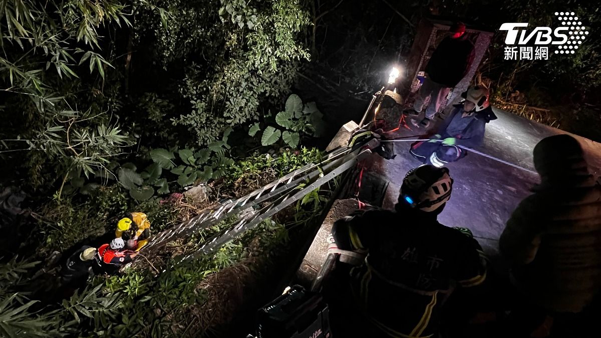 80歲的老翁開車墜落10米深的山谷。（圖／TVBS）