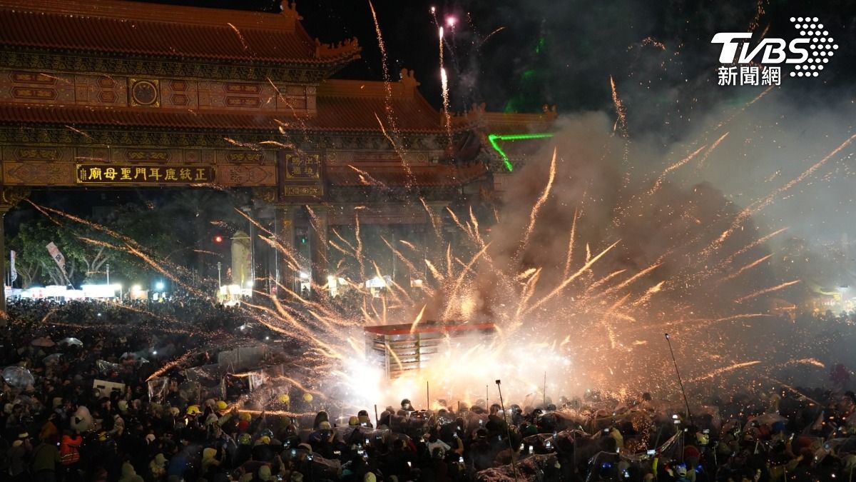 台南鹿耳門煙火秀吸引數十萬民眾前來朝聖。（圖／TVBS）