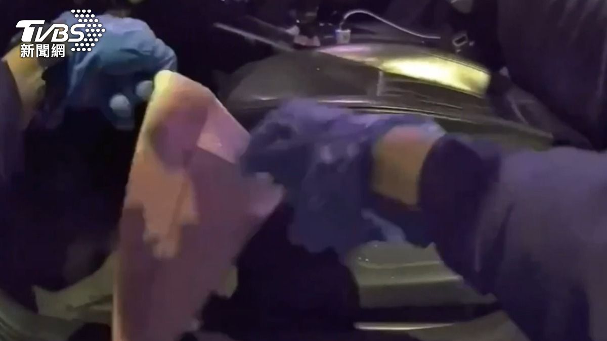 警方在車上查獲玩具槍。（圖／TVBS）