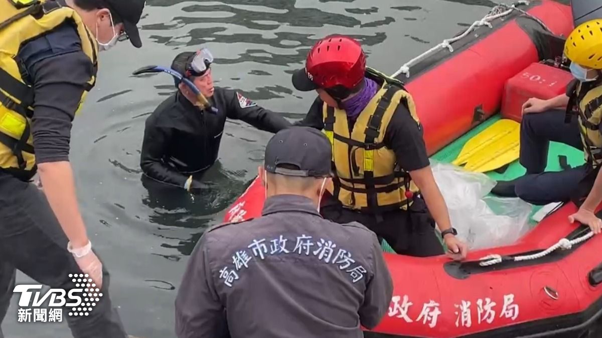 檢警等相關人員也馬不停蹄在河渠頂著低溫進行打撈作業。（圖／TVBS）