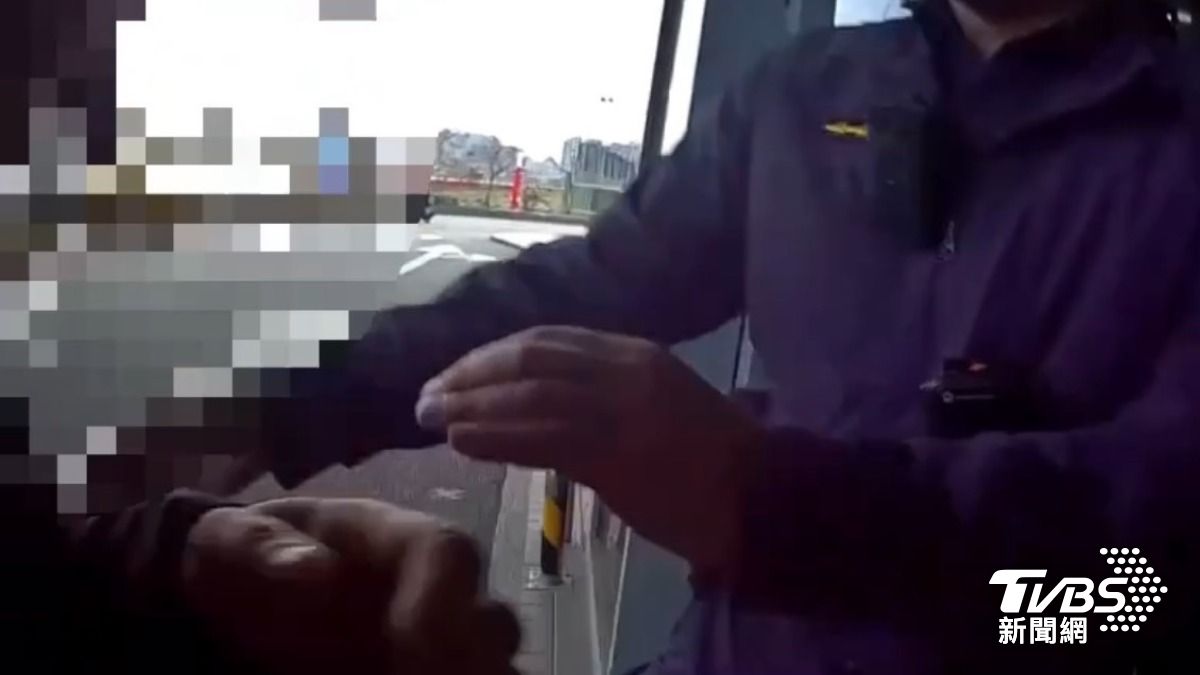 員警護送李男送醫。（圖／TVBS）