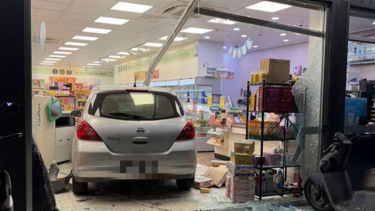 只見店內滿目瘡痍，玻璃大門被撞到粉碎。（圖／翻攝自大員林生活圈臉書社團）