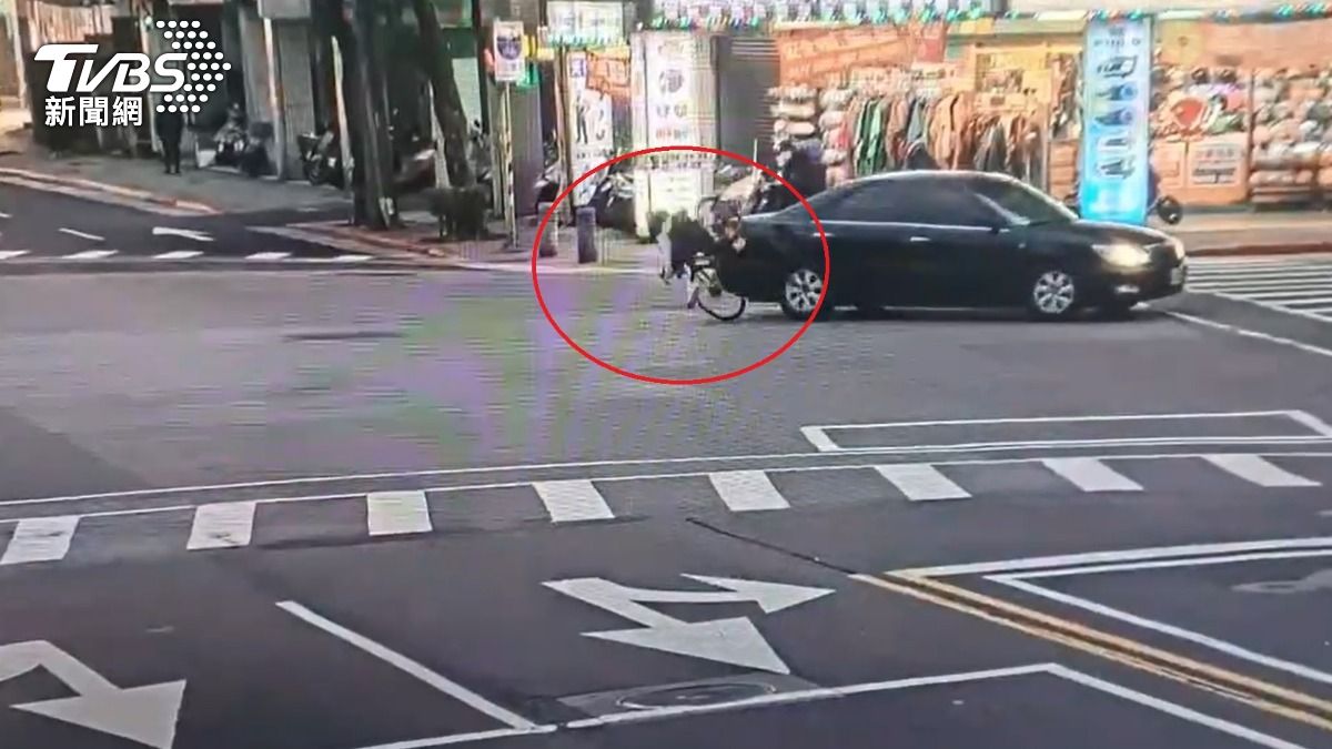 國一單車騎士撞到小轎車車身後慘摔。（圖／TVBS）