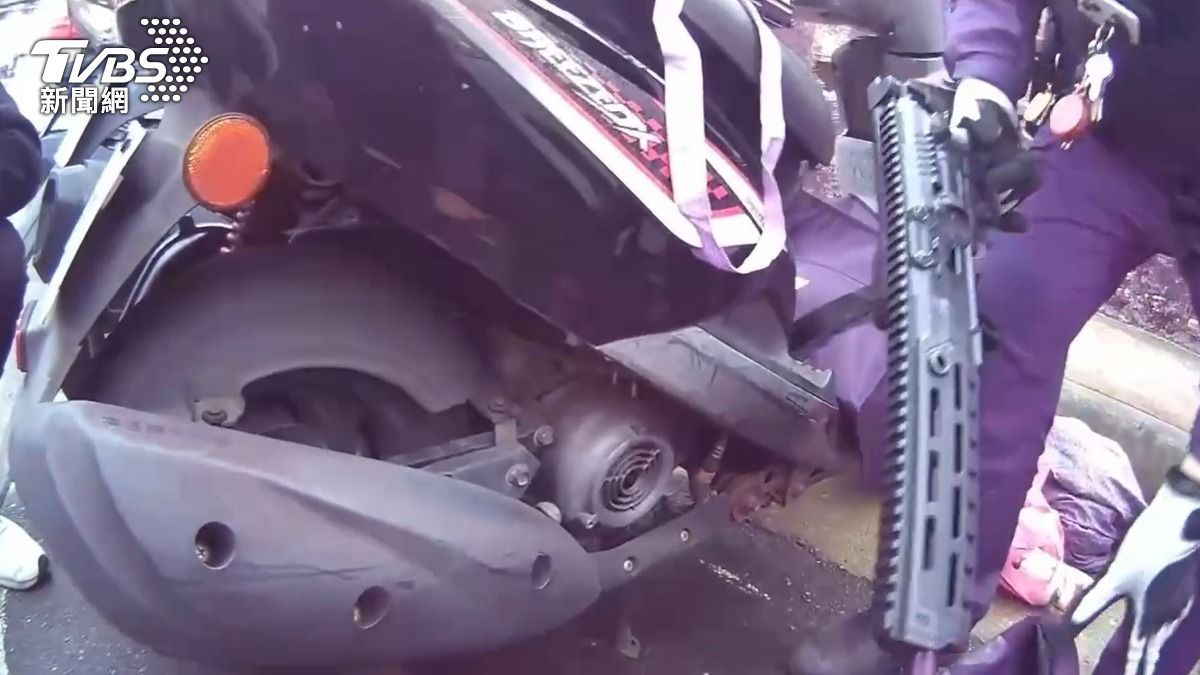 警方攔截毒蟲，現場查扣鎮暴槍。（圖／TVBS）