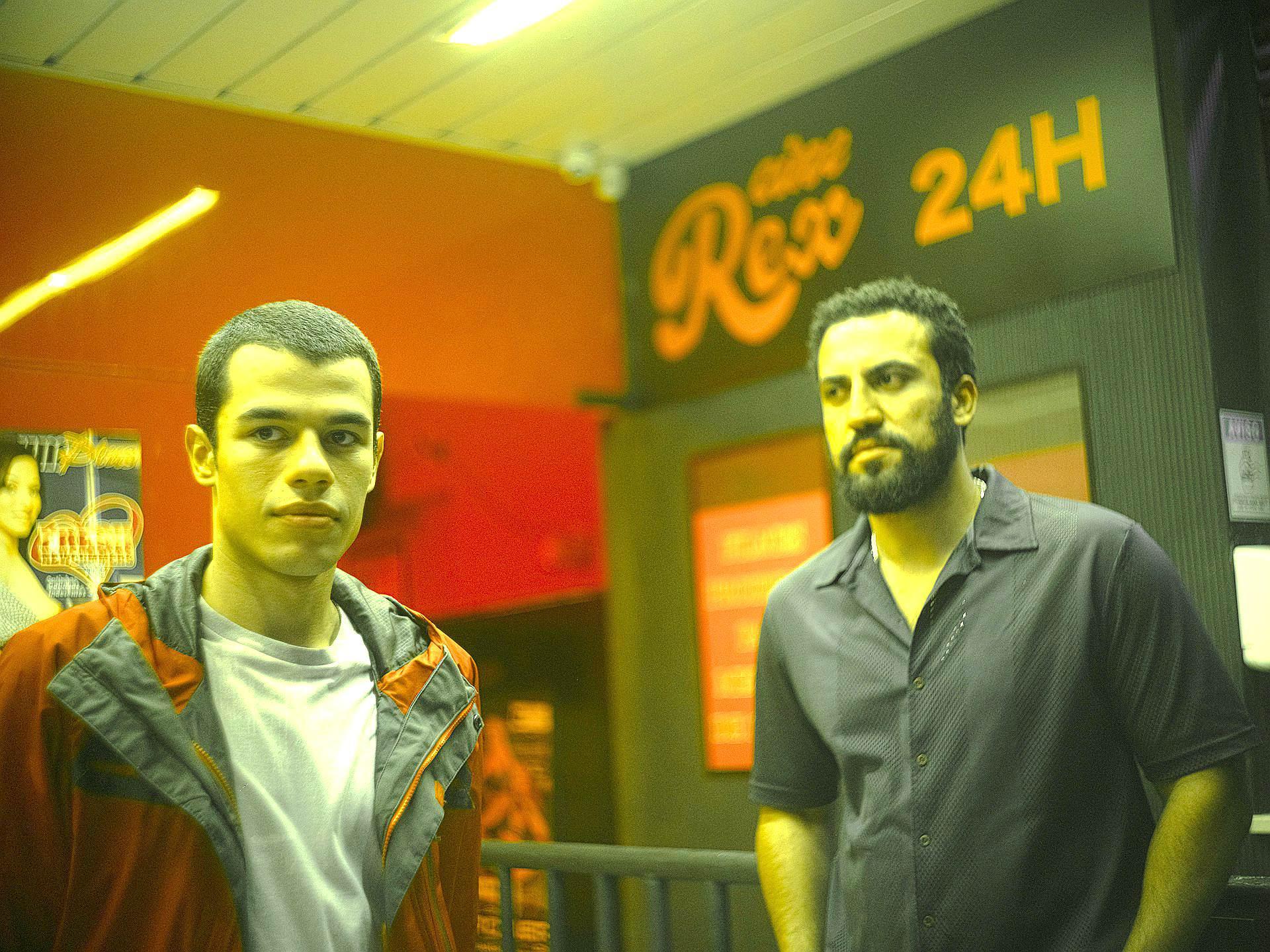 《我們愛過一次》穿越都市裡的色情電影院等男同志經常流連的場景，探討男性身體權力關係。（圖／海鵬影業提供）