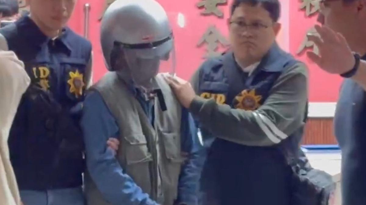 警方偵辦連環分屍案中，在凶嫌張介宗（左2）家中搜出一張寫著5人姓名的紙條。（圖／翻攝畫面）